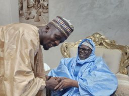 VISITE CHEZ LE KHALIFE DES MOURIDES CONDUISANT UNE DELEGATION AU NOM DU KHALIFE DE MEDINA BAYE CHEIKH MAHI IBRAHIMA NIASS
